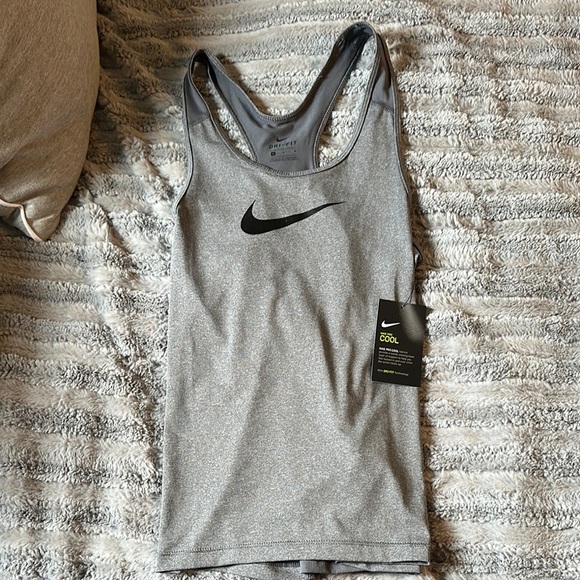 HUGE Women’s bundle Nike tank tops! - Picture 8 of 11